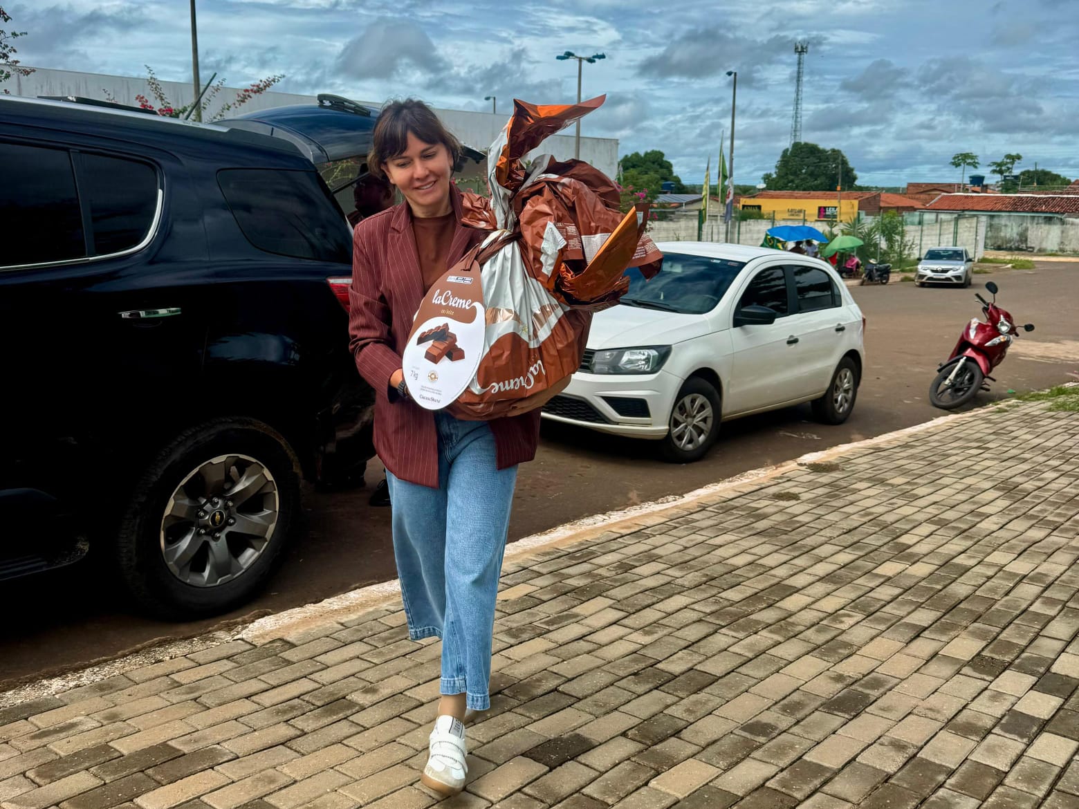 Prefeita Ivanária Sampaio realiza entrega de ovos de Páscoa para crianças - Divulgação/ASCOM