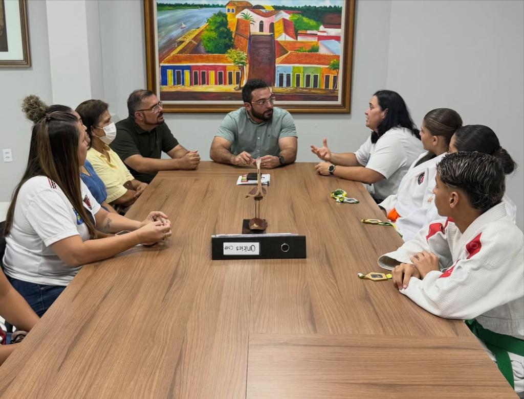 Prefeito Francisco Emanuel realiza reunião com atletas de judô no município - Divulgação/ASCOM