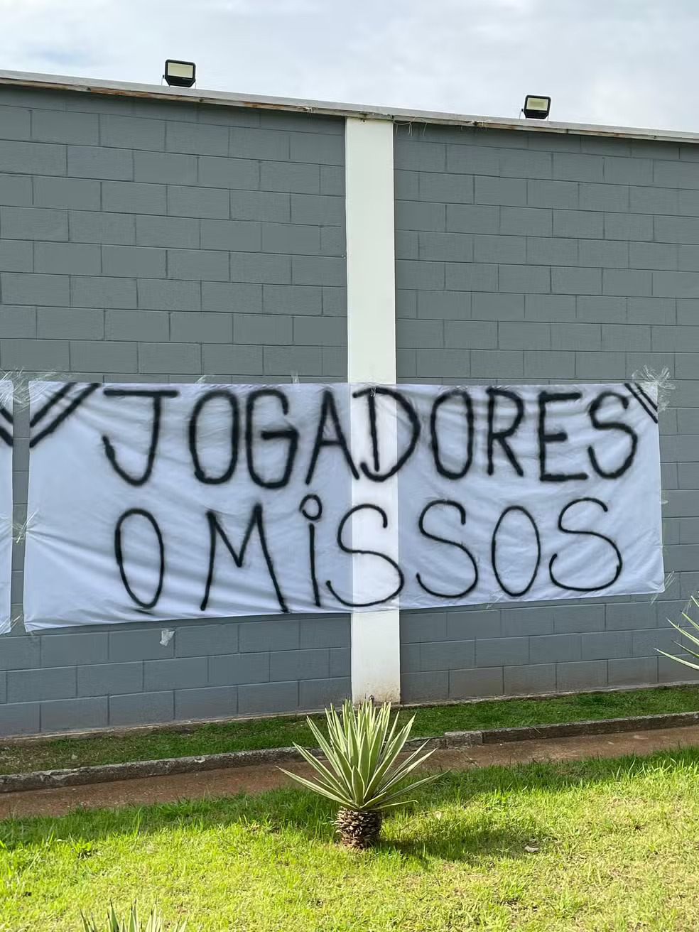 Torcida do Corinthians protesta no CT Joaquim Grava com faixas — Foto: Divulgação