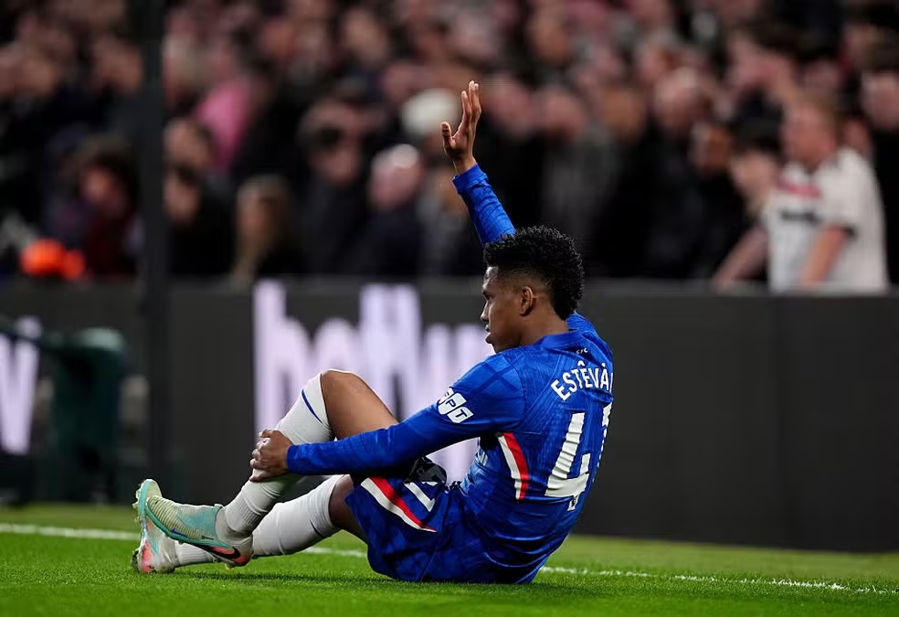 Estêvão se lesionou durante jogo do Chelsea pela Premier League | Foto: Getty Images