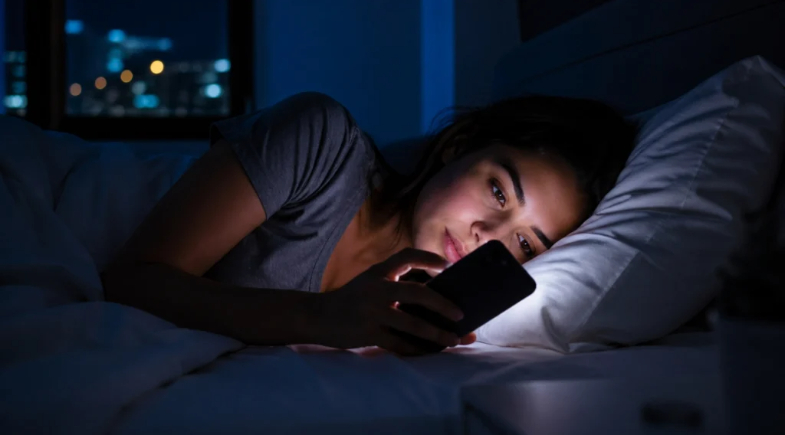 Dormir com o celular ao lado da cama pode prejudicar a qualidade do sono  | Reprodução