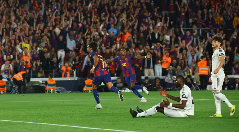 Ferrán Torres comemora após marcar o segundo gol do Barcelona contra o Real Madrid | Foto: REUTERS/Albert Gea