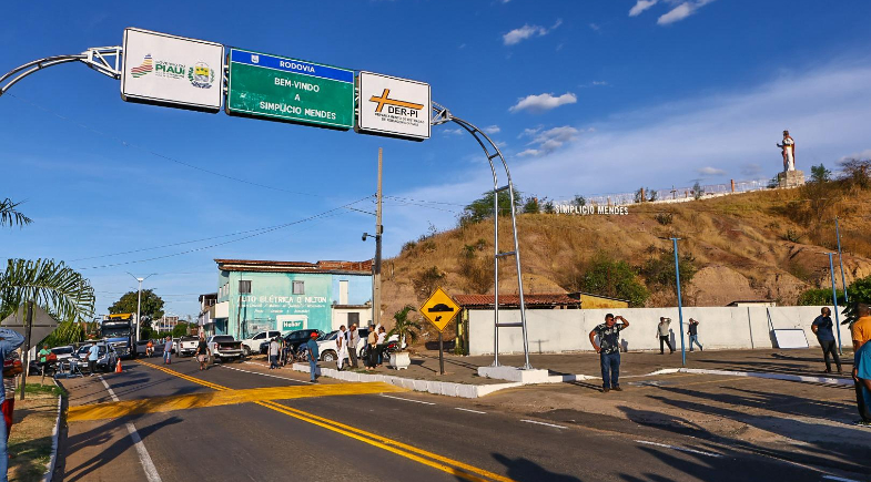 Prefeito Márcio Moura anuncia construção de nova praça em Simplício Mendes