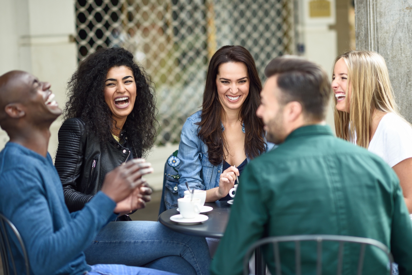 Grupo de amigos conversando | Reprodução/Freepik