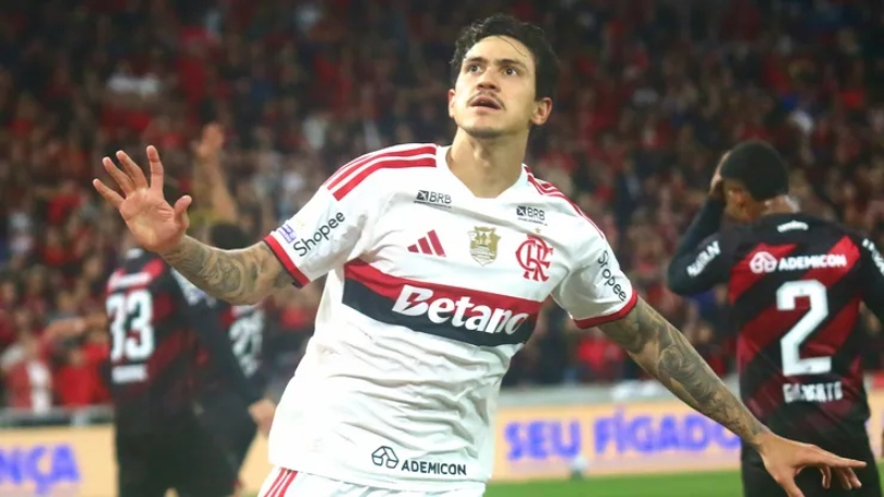 Pedro, do Flamengo, comemora seu gol durante partida contra o Athletico-PR | Foto: Gabriel Machado/AGIF 