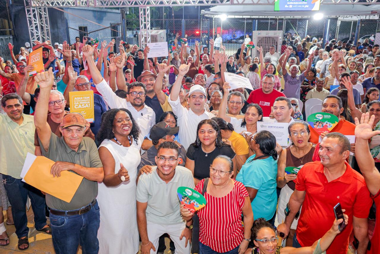 Entrega dos registros de imóveis/ Foto: Gabriel Paulino 