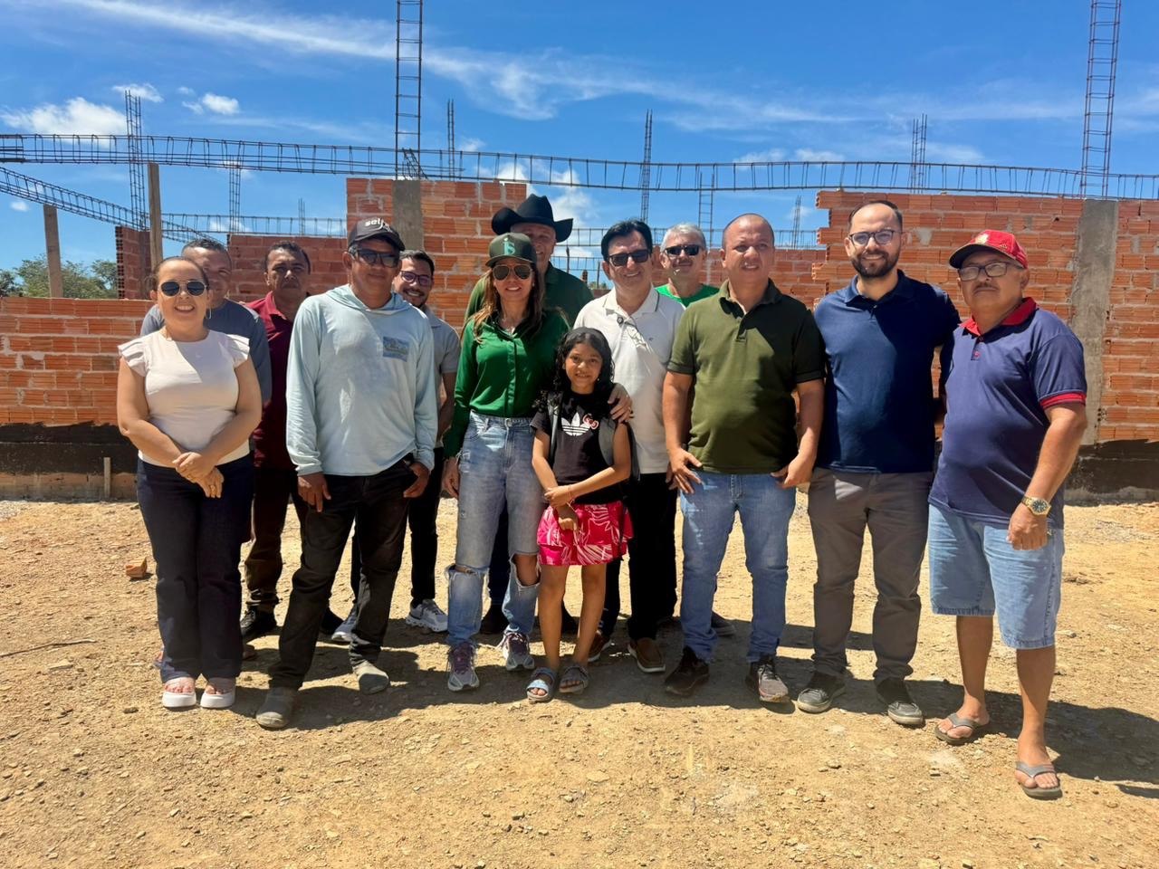 Prefeita Ivanária Sampaio visita construção da nova sede da Escola Municipal João José de Oliveira./Foto: Ascom