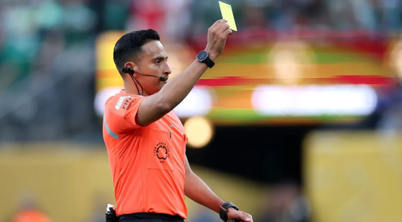 Árbitro Said Martinez dá cartão amarelo durante a partida entre Palmeiras e Porto | Elsa - FIFA/FIFA via Getty Images 
