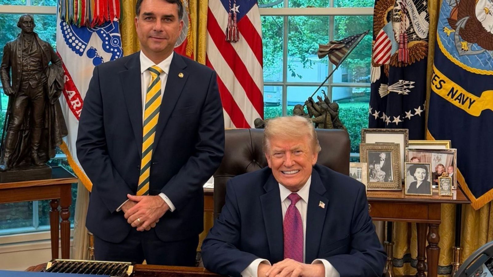 Donald Trump recebe Flávio Bolsonaro no Salão Oval, na Casa Branca / Crédito: Reprodução/X Eduardo Bolsonaro