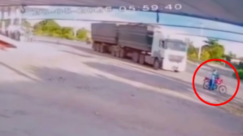 Momento em que motociclista é atropelado por carreta em Luís Correia | Reprodução