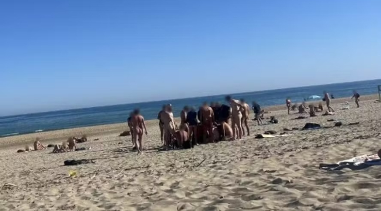 Praia em vilarejo famoso é tomada por adeptos de sexo ao ar livre e troca de casais