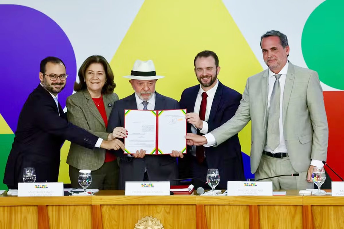 O presidente Lula, acompanhado dos ministros Paulo Henrique Rodrigues, Miriam Belchior, Dário Durigan e Bruno Moretti, assina Medida Provisória que cria o Novo Desenrola Brasil. — Foto: Fabio Rodrigues-Pozzebom/ Agência Brasil