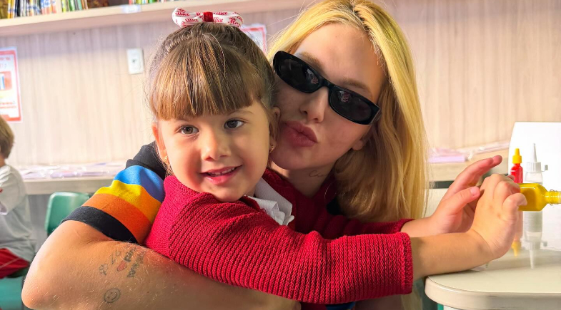 Virginia visita escola da filha e se emociona com surpresa de Dia das Mães