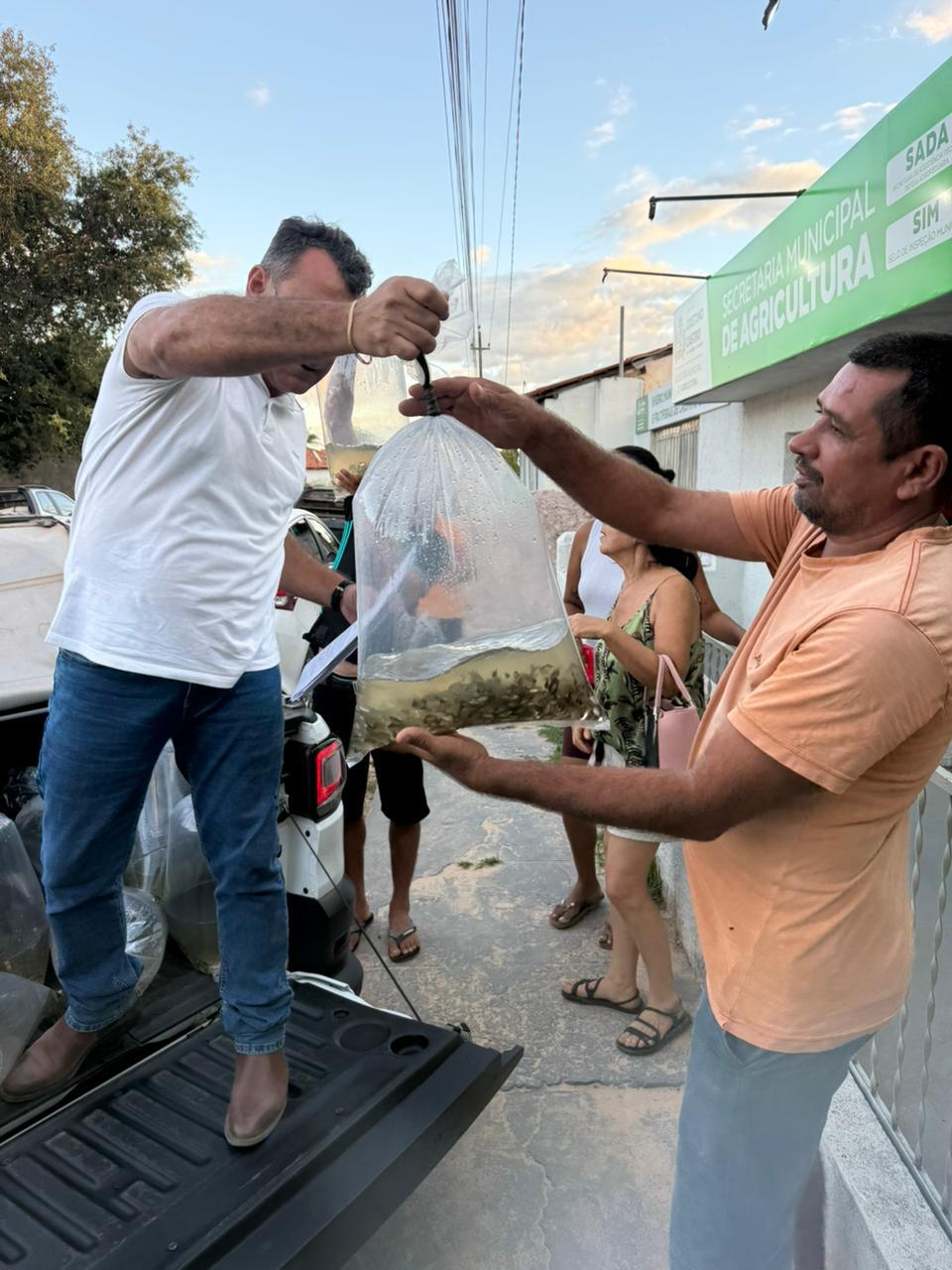Prefeitura de Cristino Castro realiza entrega de mais 30 mil alevinos para produtores rurais - Divulgação/ASCOMPrefeitura de Cristino Castro realiza entrega de mais 30 mil alevinos para produtores rurais - Divulgação/ASCOM