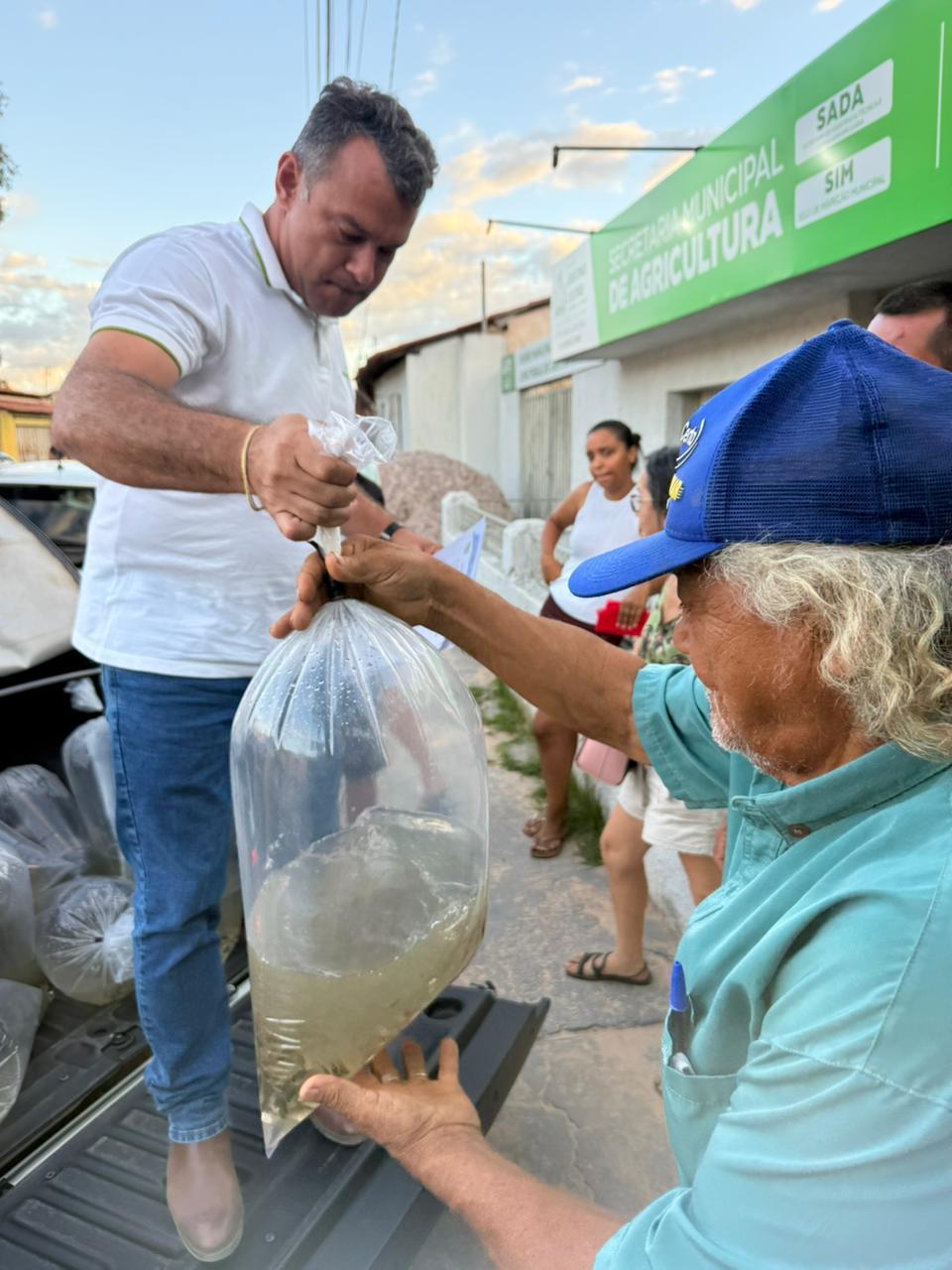 Prefeitura de Cristino Castro realiza entrega de mais 30 mil alevinos para produtores rurais - Divulgação/ASCOMPrefeitura de Cristino Castro realiza entrega de mais 30 mil alevinos para produtores rurais - Divulgação/ASCOM
