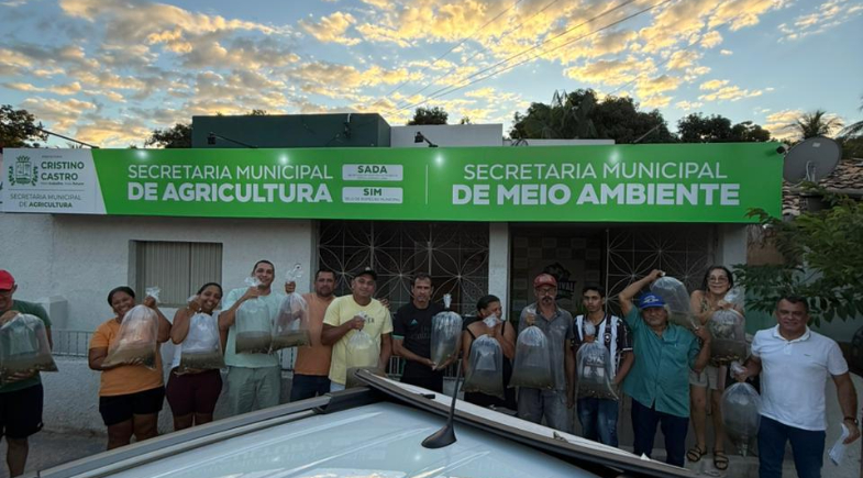 Prefeitura de Cristino Castro realiza entrega de mais 30 mil alevinos para produtores rurais