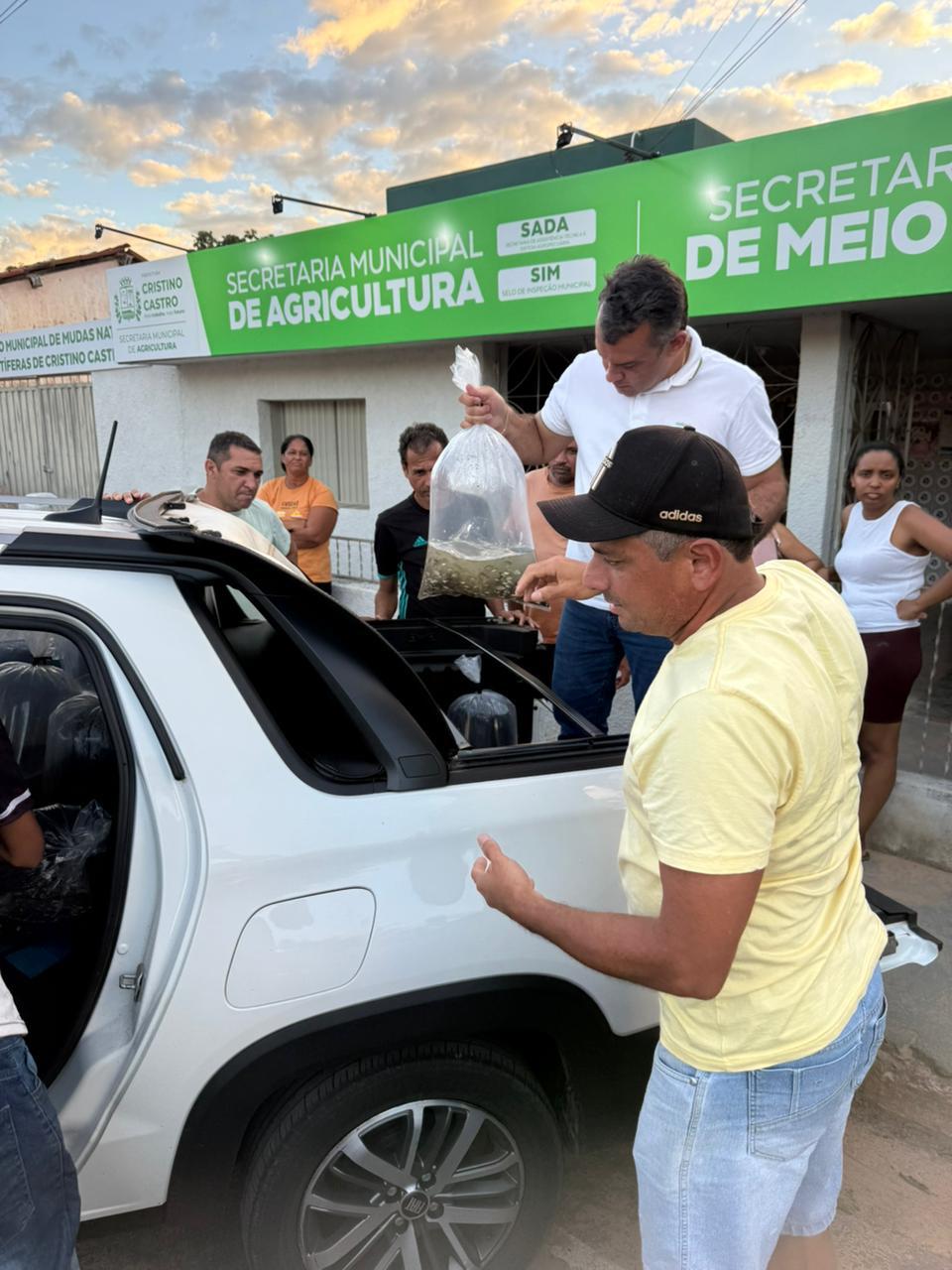 Prefeitura de Cristino Castro realiza entrega de mais 30 mil alevinos para produtores rurais - Divulgação/ASCOMPrefeitura de Cristino Castro realiza entrega de mais 30 mil alevinos para produtores rurais - Divulgação/ASCOM
