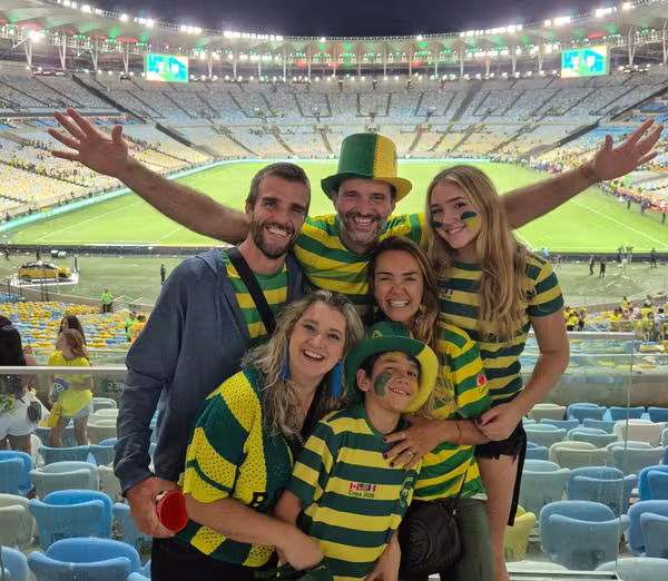 Daniela Quaresma ao lado da família em jogo no Maracanã — Foto: Arquivo pessoal