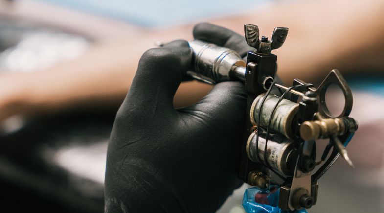 Quer fazer uma tatuagem? Saiba quais os riscos do procedimento e como preveni-los 