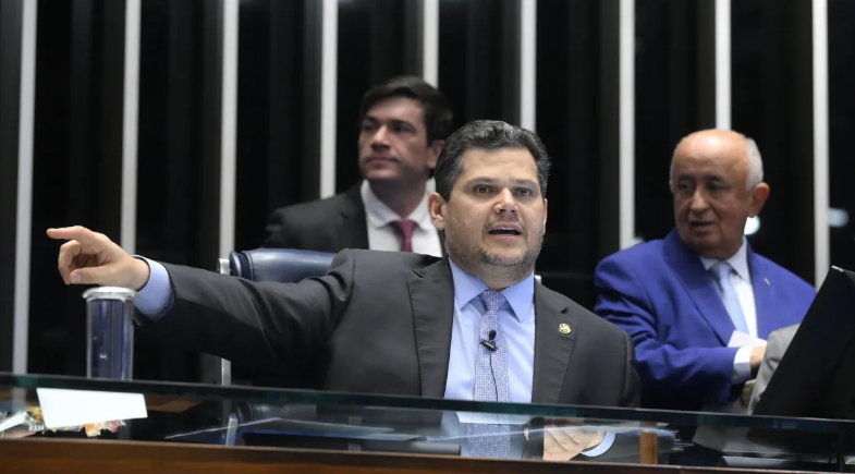 O presidente do Senado, Davi Alcolumbre, durante sessão no plenário na terça-feira (9) | Foto: Carlos Moura/Agência Senado