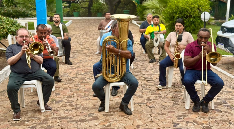 Banda Municipal Mestre Chico presta homenagem à prefeita Ivanária Sampaio em comemoração ao seu aniversário