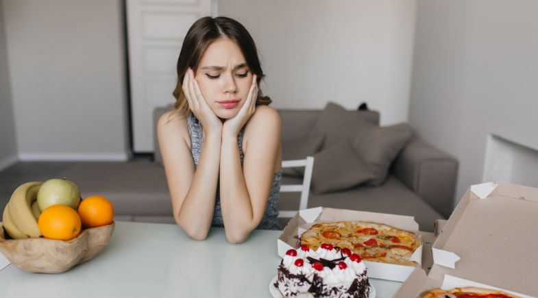 Dor de cabeça está relacionada com alimentação  | Reprodução/ Freepink