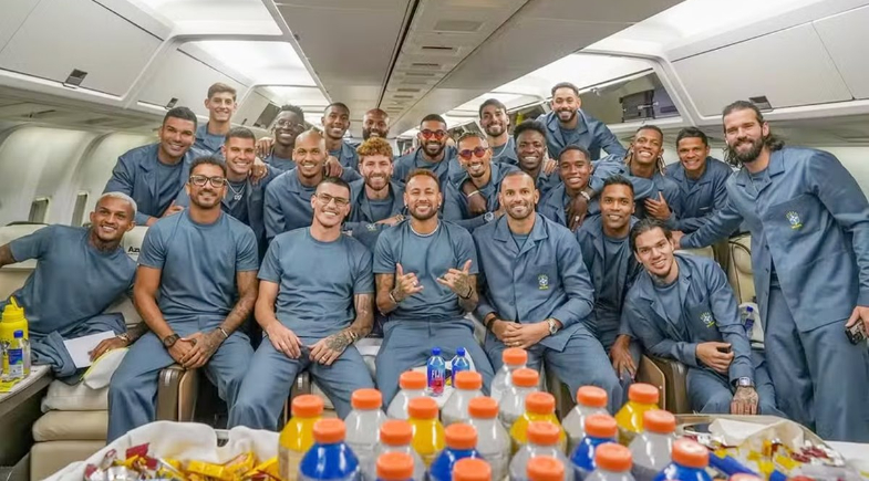 Jogadores da Seleção em avião que levará delegação para os Estados Unidos, na Copa do Mundo | Nelson Terme/CBF