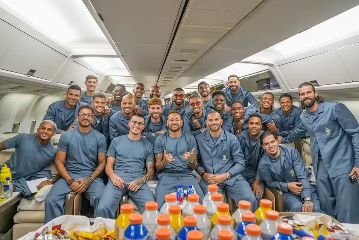 Jogadores da Seleção em avião que levará delegação para os Estados Unidos, na Copa do Mundo — Foto: Nelson Terme/CBF
