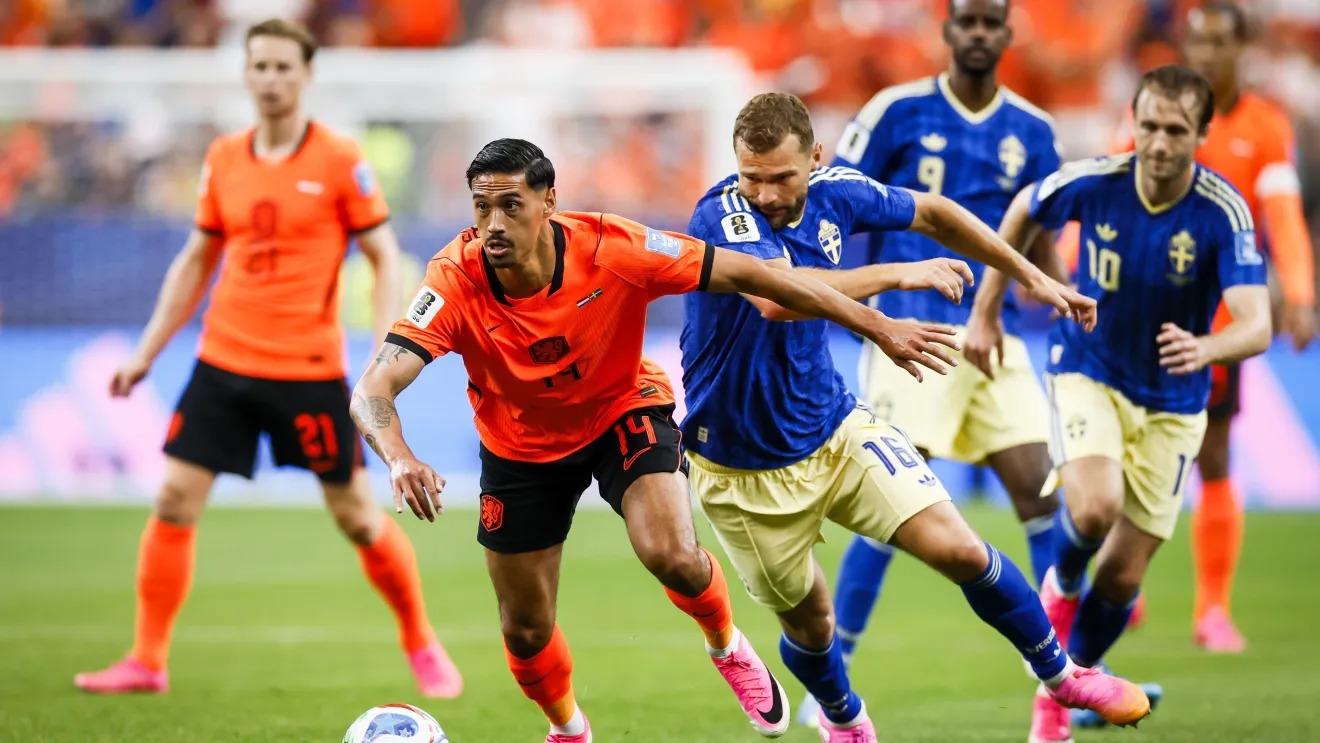 Tijjani Reijnders e Jesper Karlstrom disputam bola em Holanda x Suécia - Foto: ANP via Getty Images
