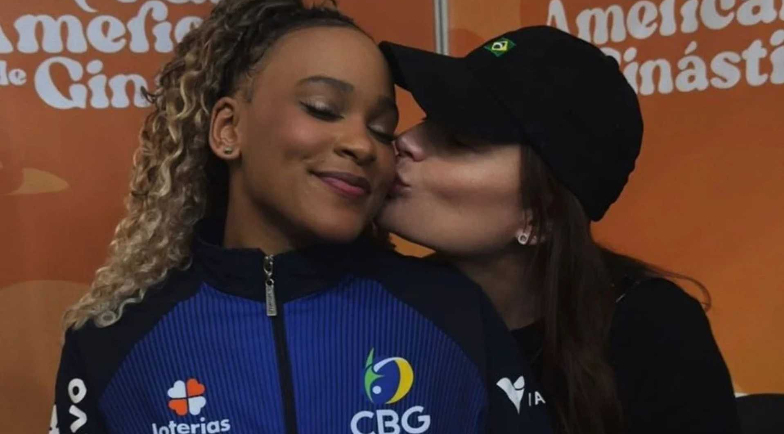 Equipe de Rebeca Andrade nega romance após foto com amiga
