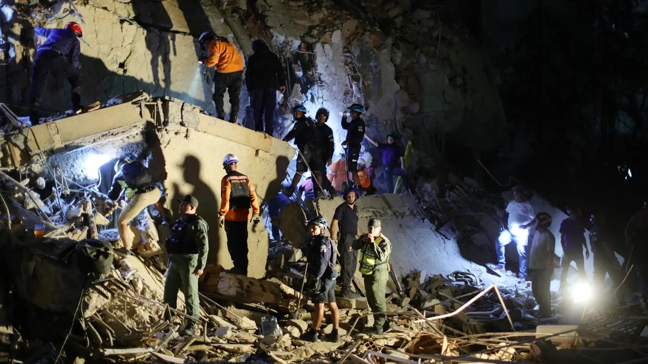 Equipes de emergência atuam em um prédio em Los Palos Grandes, em Caracas, após terremotos atingirem a Venezuela | Foto: Vargas/Getty Images