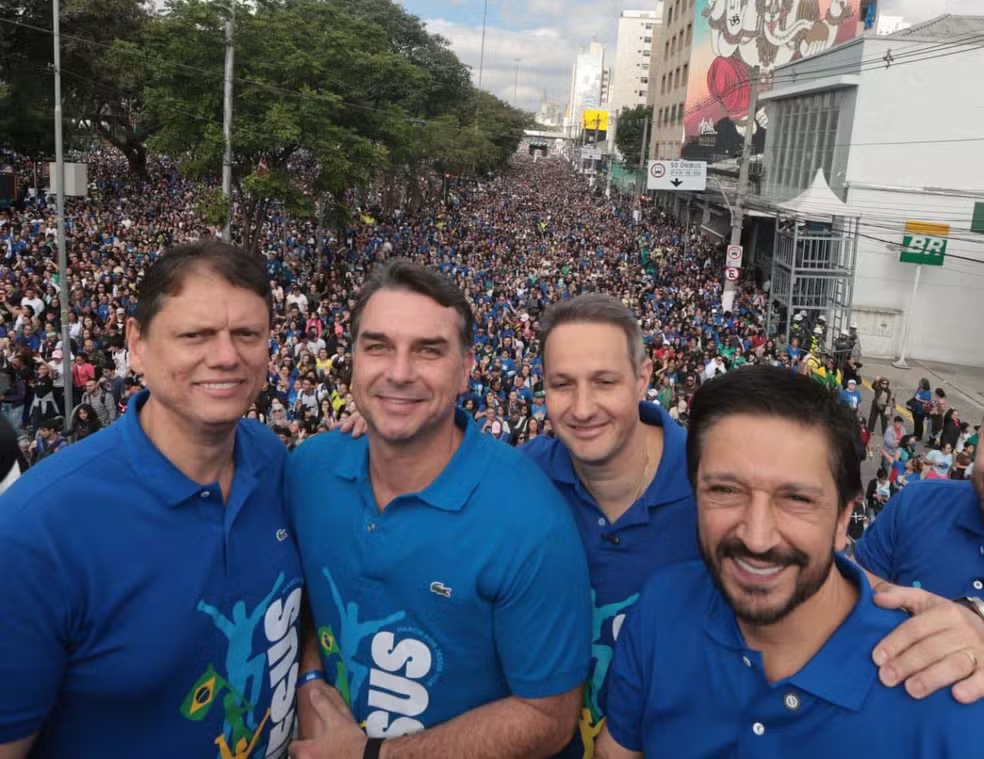 Tarcísio, Flávio Bolsonaro, Guilherme Derrite e Ricardo Nunes na Marcha para Jesus | Foto: WERTHER SANTANA/ESTADÃO CONTEÚDO/ESTADÃO CONTEÚDO 