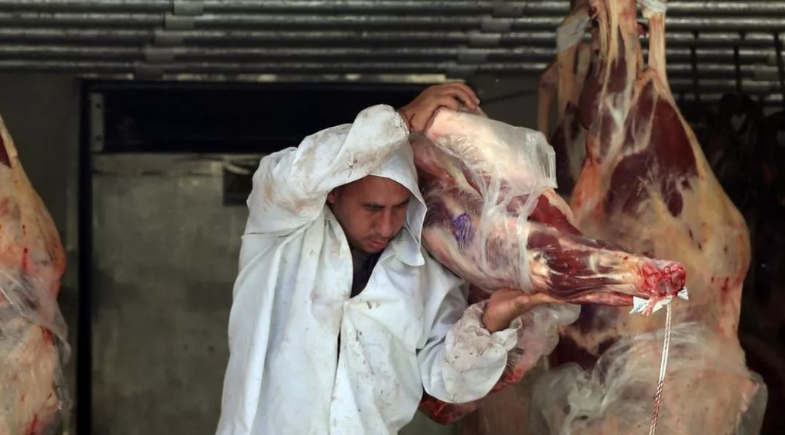 Açougueiro descarrega carne | Reprodução/ Paulo Whitaker / Reuters