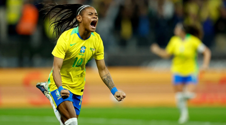 Tainá Maranhão celebra o gol marcado em Brasil x Estados Unidos | Reprodução/ MIGUEL SCHINCARIOL / AFP