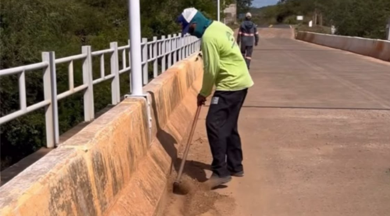 Prefeitura de Francisco Ayres realiza serviços de limpeza e pintura na ponte sobre Rio Canindé