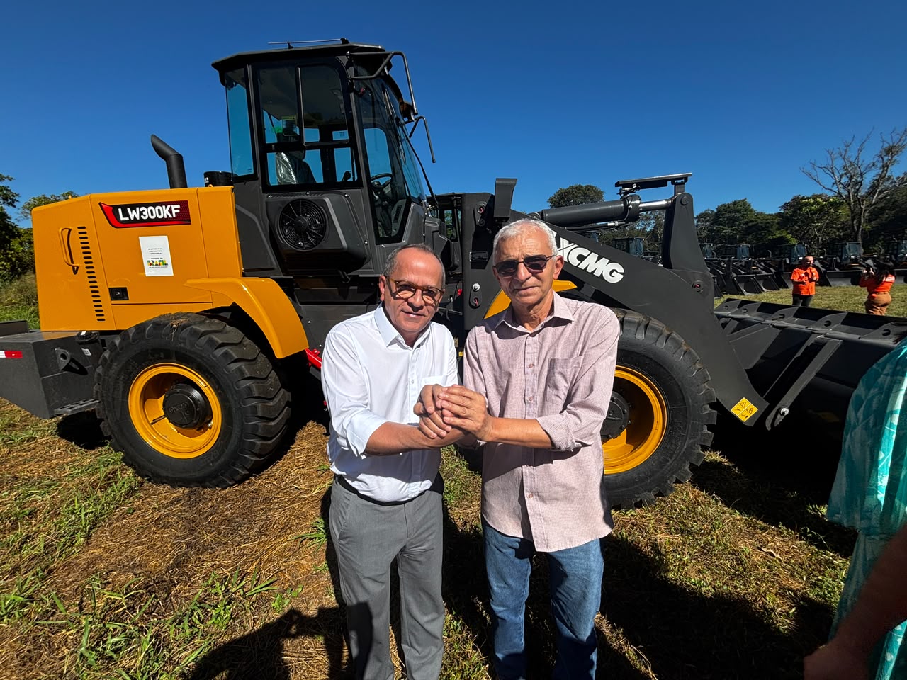 Ribeiro Gonçalves recebe nova pá carregadeira para fortalecer infraestrutura e ampliar serviços à população - Imagem 4