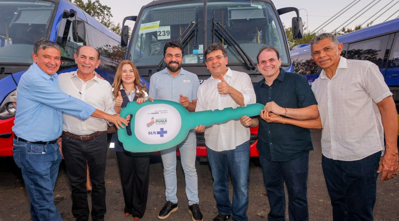 Guadalupe recebe micro-ônibus para a saúde e pá escavadeira para reforçar a infraestrutura