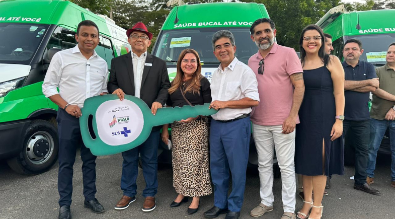 Abdoral Melo recebe consultório odontológico móvel para ampliar atendimento à população da zona rural do São João do Arraial