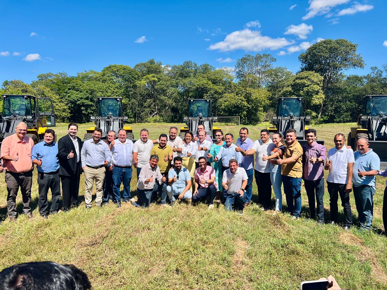  Angical do Piauí amplia frota municipal com nova pá carregadeira - Divulgação/ASCOM Angical do Piauí amplia frota municipal com nova pá carregadeira - Divulgação/ASCOM