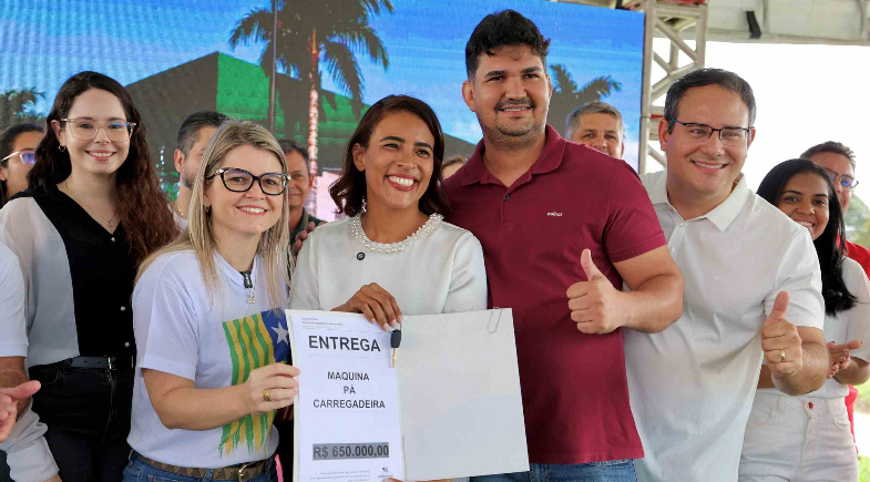 Prefeitura de Lagoa do Piauí realiza entrega de veículos, equipamentos e ordens de serviço