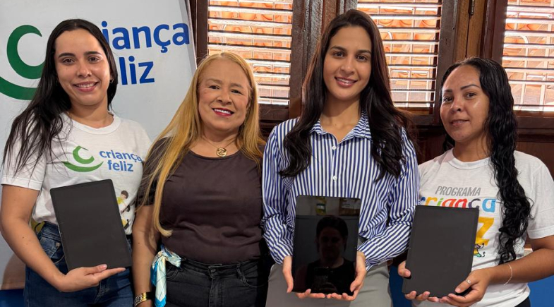Prefeitura de Pau D'Arco do Piauí entrega tablets para equipe do Programa Criança Feliz