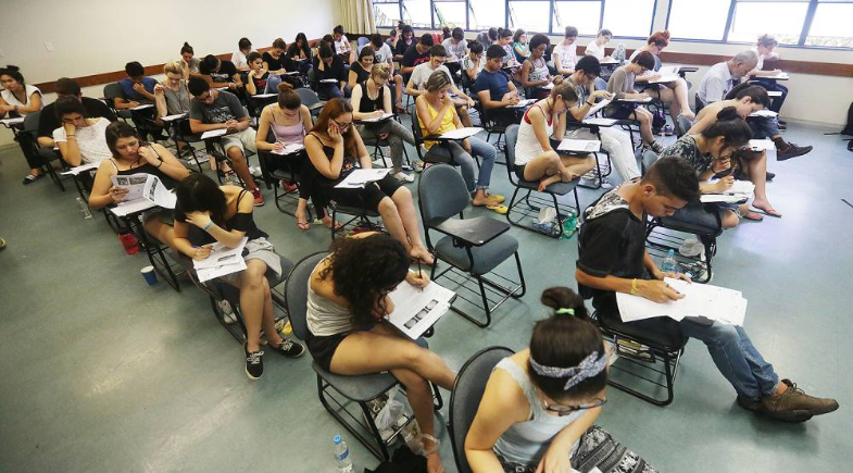 Alunos fazendo vestibular  | REPRODUÇÃO