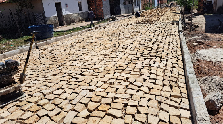 Prefeitura de São João do Arraial avança com mais de 4 mil metros de calçamento no bairro Sossego