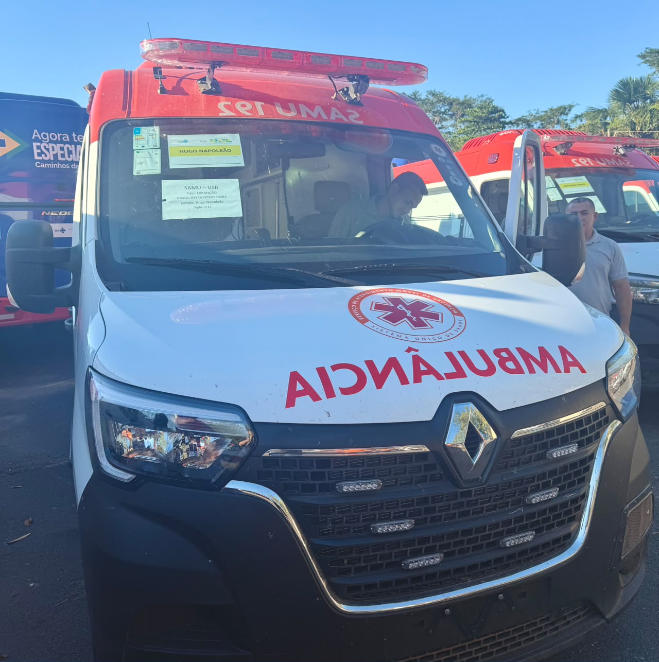  Hugo Napoleão recebe nova ambulância e confirma implantação do SAMU - Divulgação/ASCOM Hugo Napoleão recebe nova ambulância e confirma implantação do SAMU - Divulgação/ASCOM