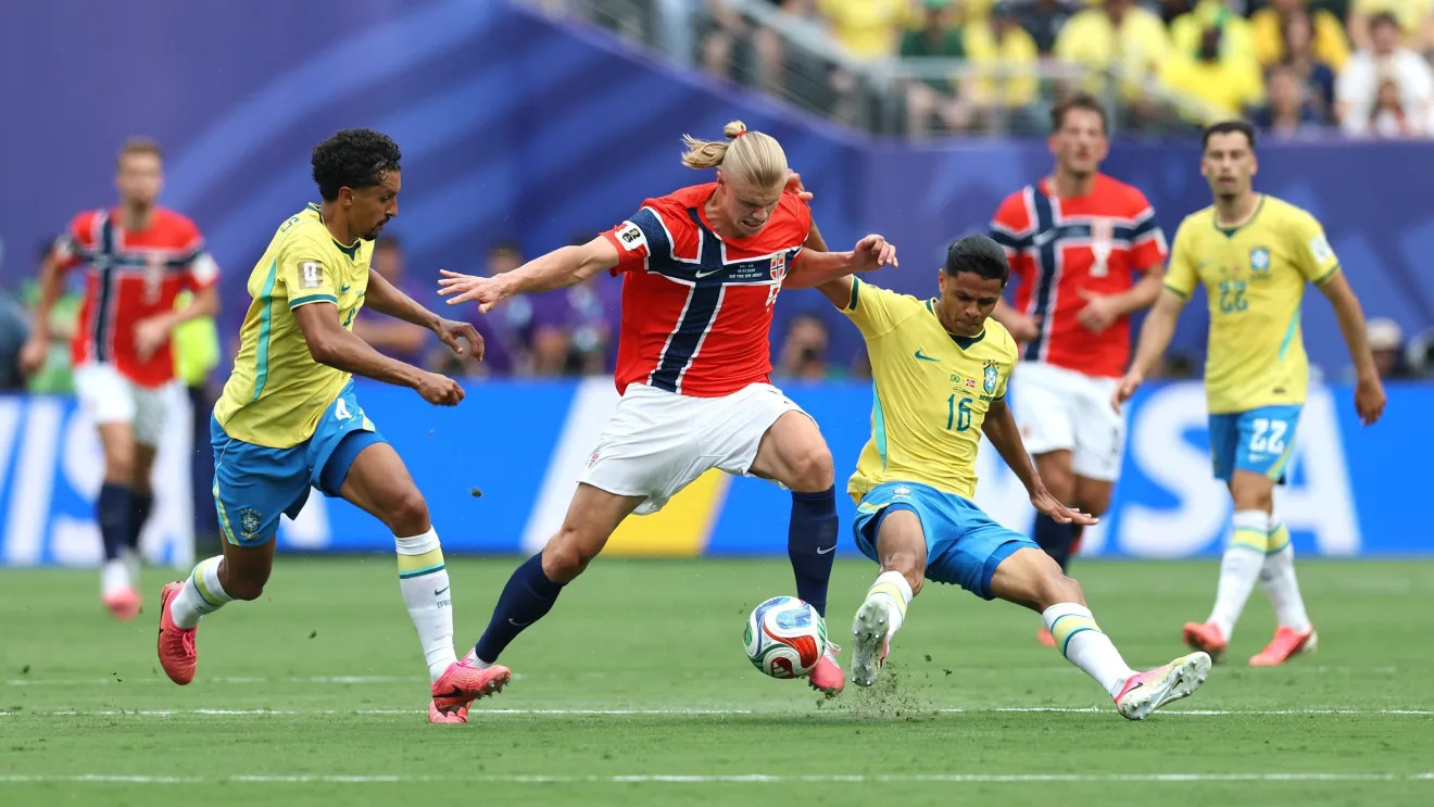 Haaland disputa bola com a defesa brasileira em Brasil x Noruega - Foto: Buda Mendes/Getty Images/Via Fifa
