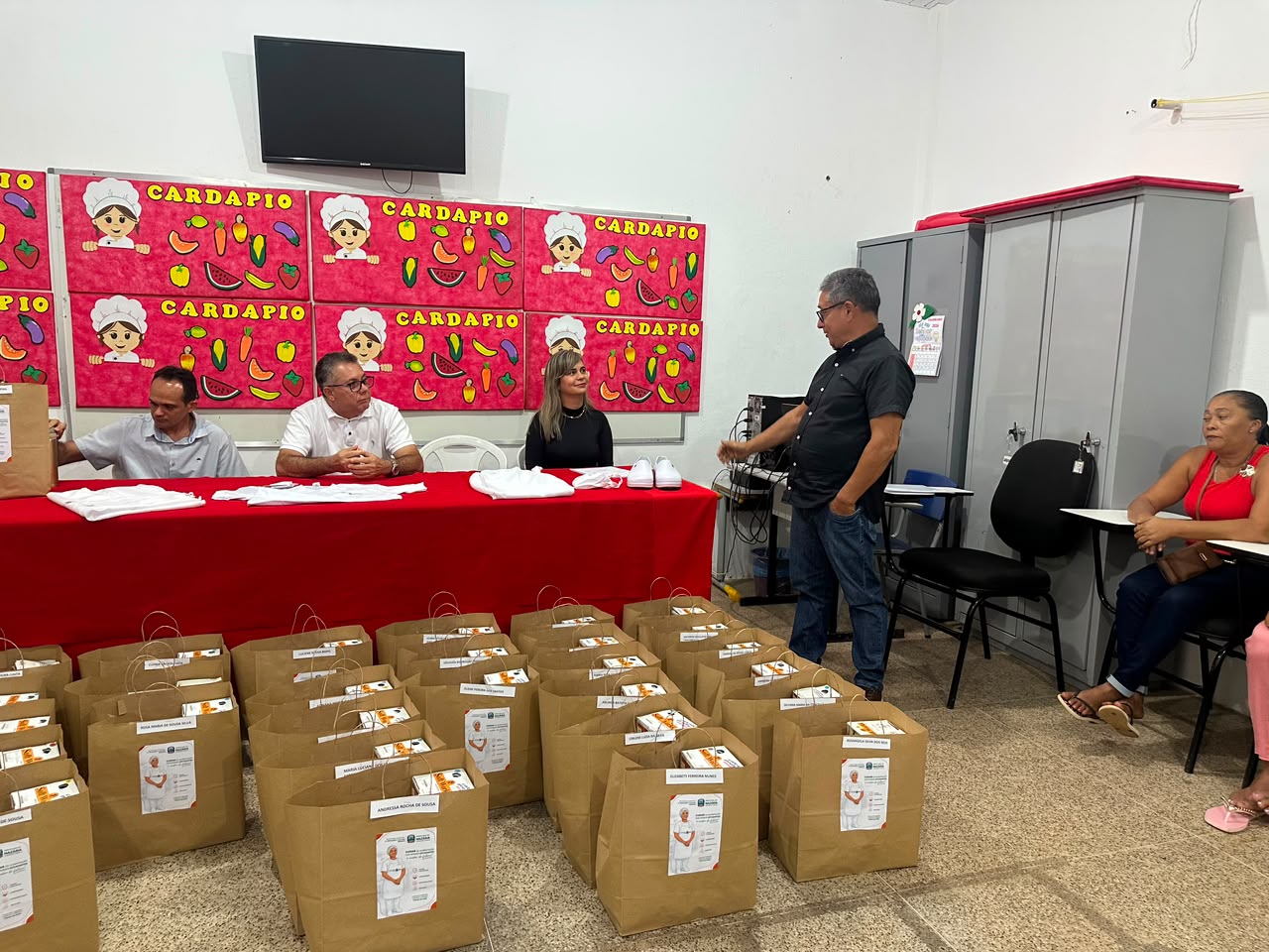 Entrega de uniformes e EPIs para merendeiras e auxiliares - Divulgação/ASCOM