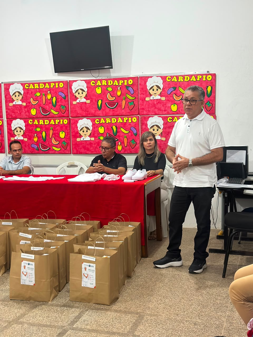 Entrega de uniformes e EPIs para merendeiras e auxiliares - Divulgação/ASCOMEntrega de uniformes e EPIs para merendeiras e auxiliares - Divulgação/ASCOM