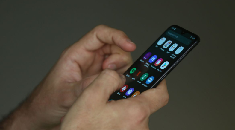 Pessoa manuseando celular | Agência Brasil