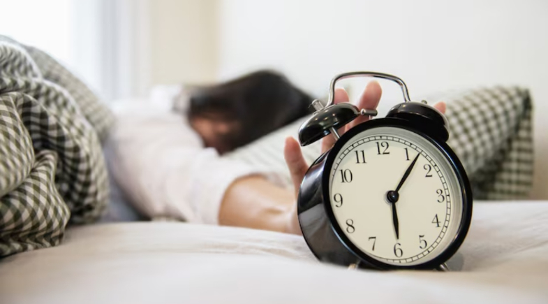 Dormir até mais tarde recupera o sono perdido? Saiba o que acontece com o corpo