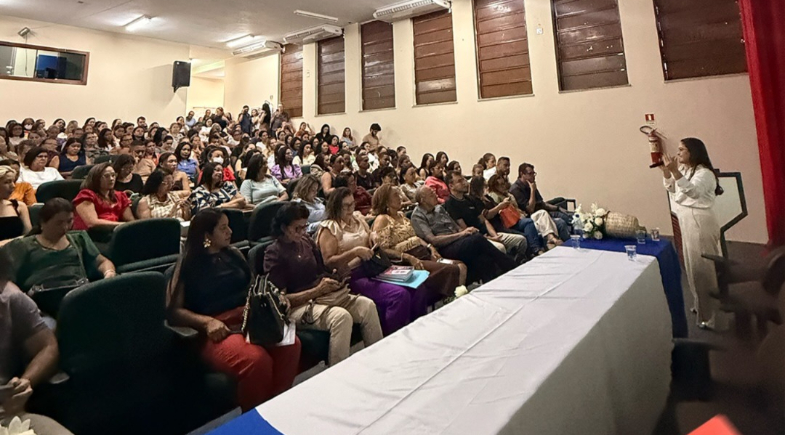 Floriano reúne profissionais da educação em formação e encontro pedagógico